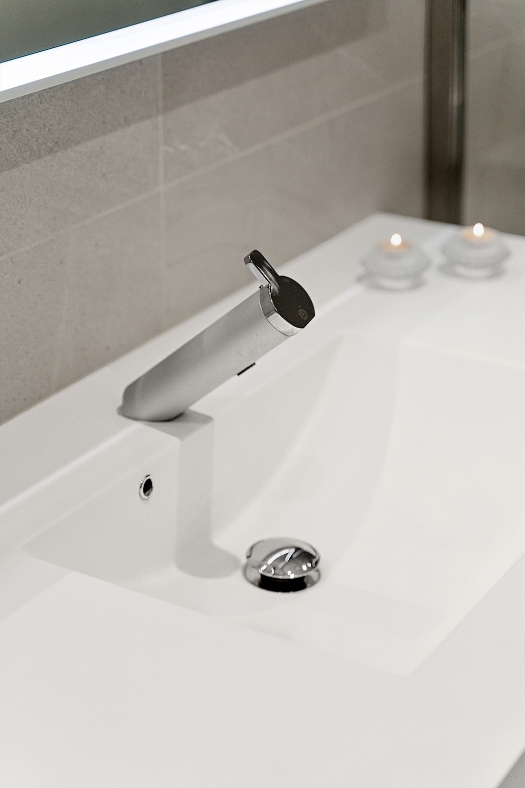 Elegant hvit baderomsvask. Galleribilde