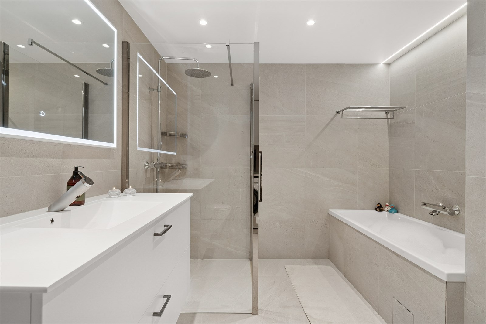 Lekkert og stort bad fra 2022 med badekar og dusjhjørne. Galleribilde