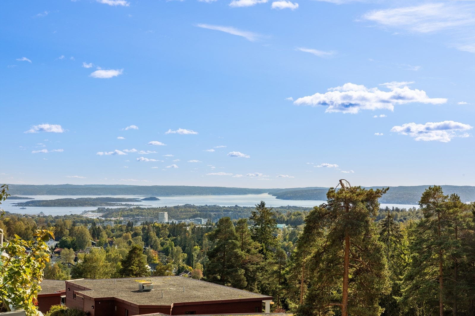 Nydelig sjøutsikt! Et flott sted å bo for deg som ønsker en rolig tilværelse i nærheten av grøntarealer, men samtidig kort vei til bylivet i Oslo sentrum. Galleribilde