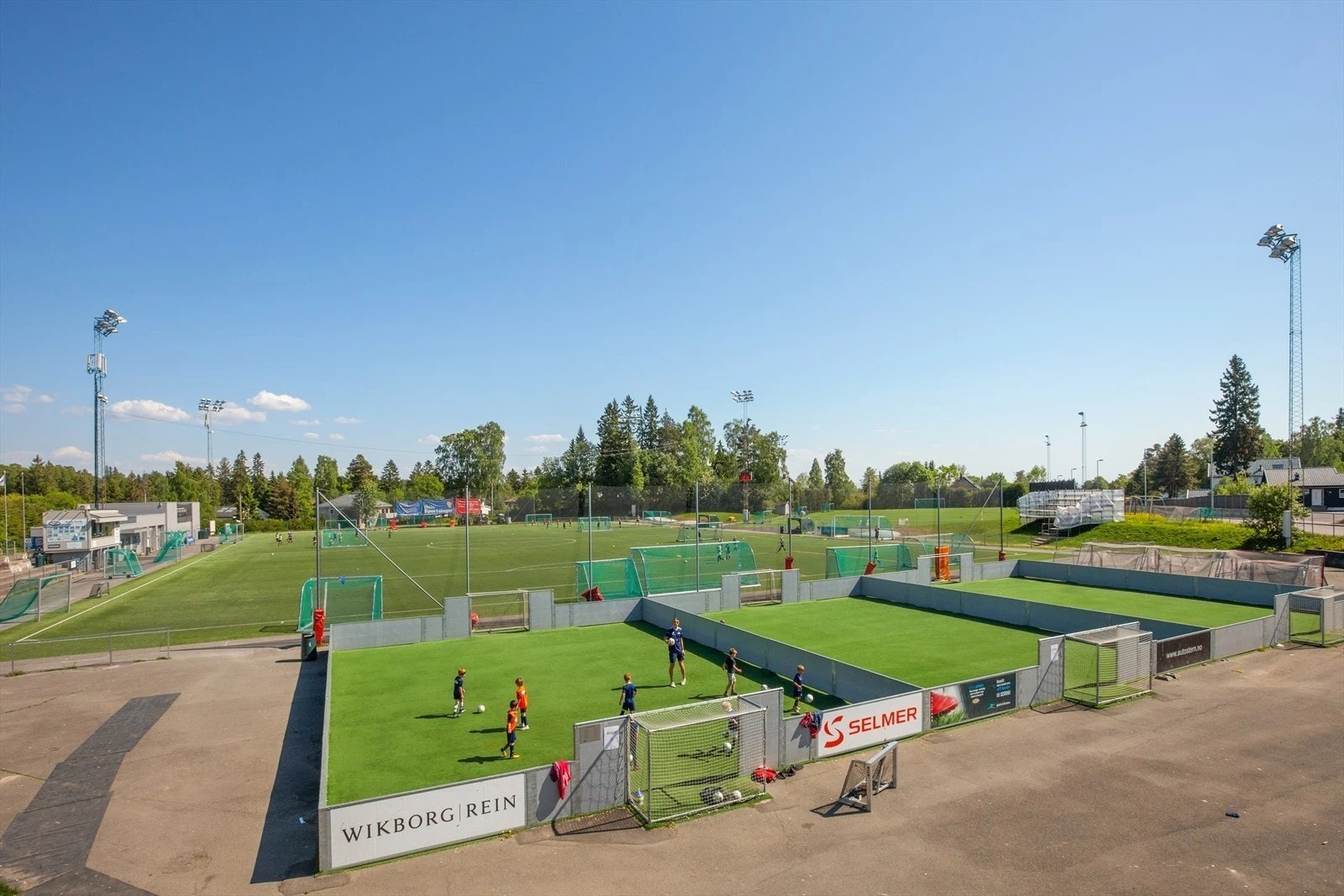 Idrettsforeningen Ready med et godt sportslig tilbud innen fotball, bandy, alpint, friidrett, langrenn m.m. Her finner du også den nyåpnede Eckbo banen med MENY-b Galleribilde