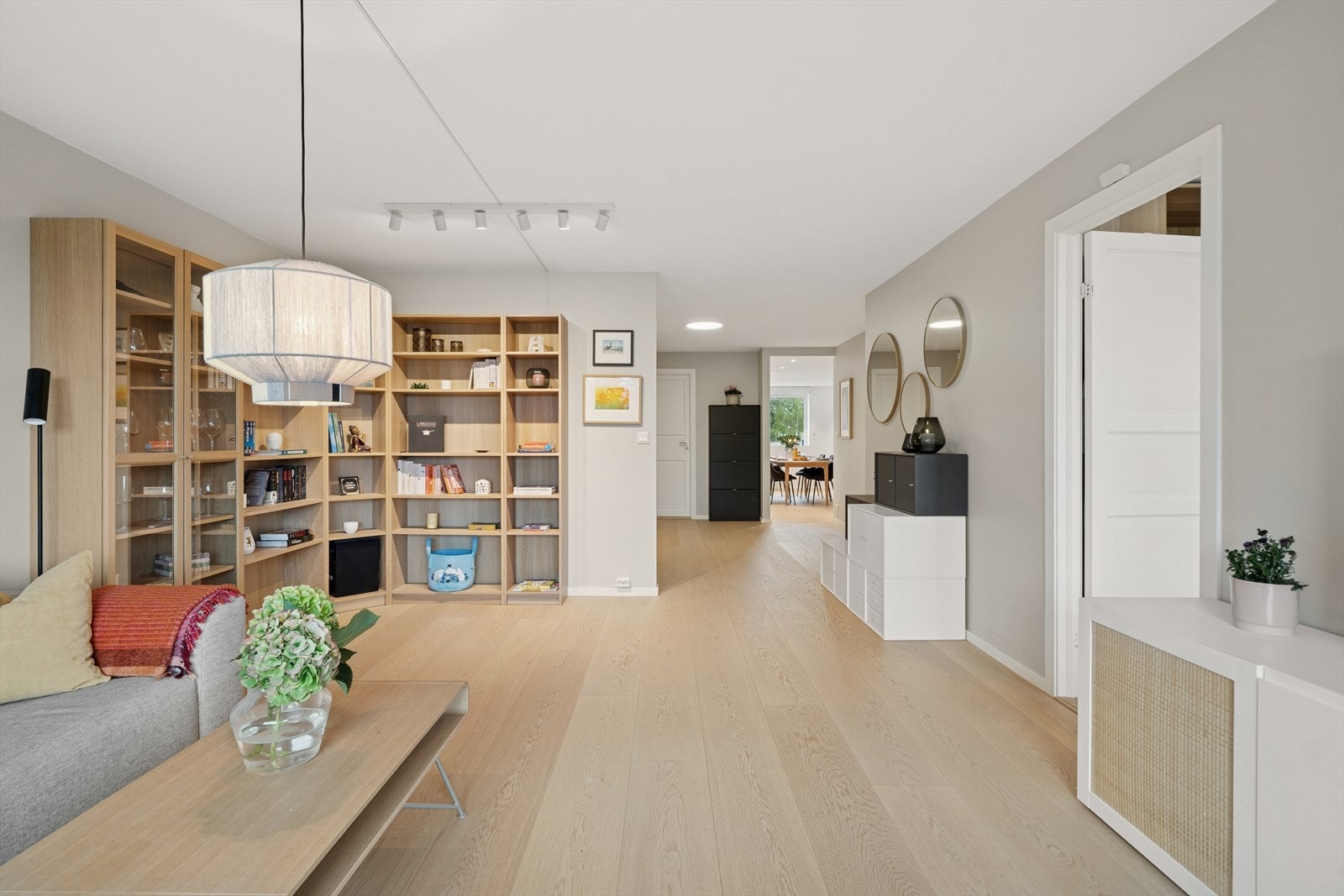 Romslig og lys stue. Enstavs parkett på gulv. Galleribilde