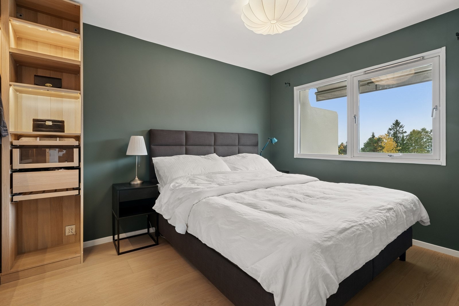 Hovedsoverom med god plass til dobbeltseng og tilhørende nattbord. Galleribilde