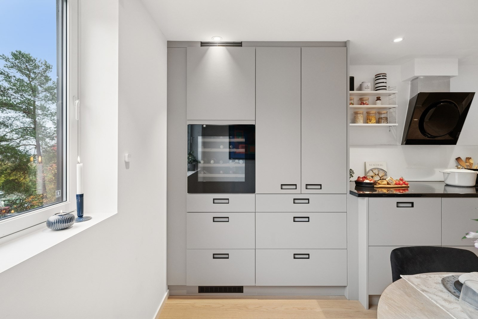 Her er det rikelig med oppbevaring i over- og underskapene, samt gode arbeidsflater på benken. Galleribilde