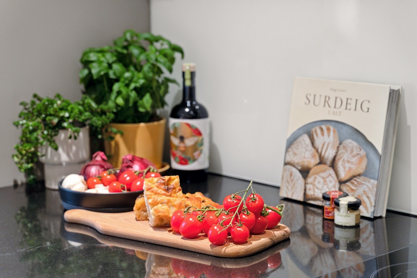 Innbydende kjøkkenbenk med mørk naturstein benkeplate. Galleribilde