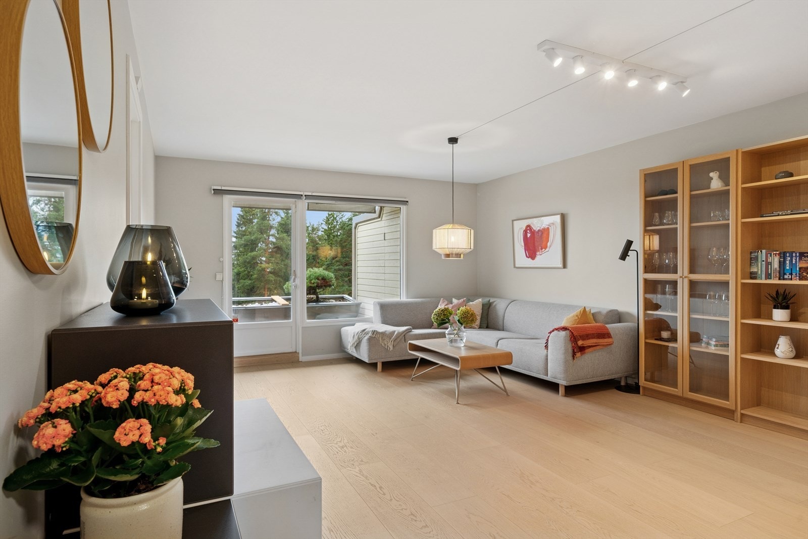 Leiligheten har en lys, romslig og trivelig stue med utgang til sydvestvendt terrasse. Galleribilde