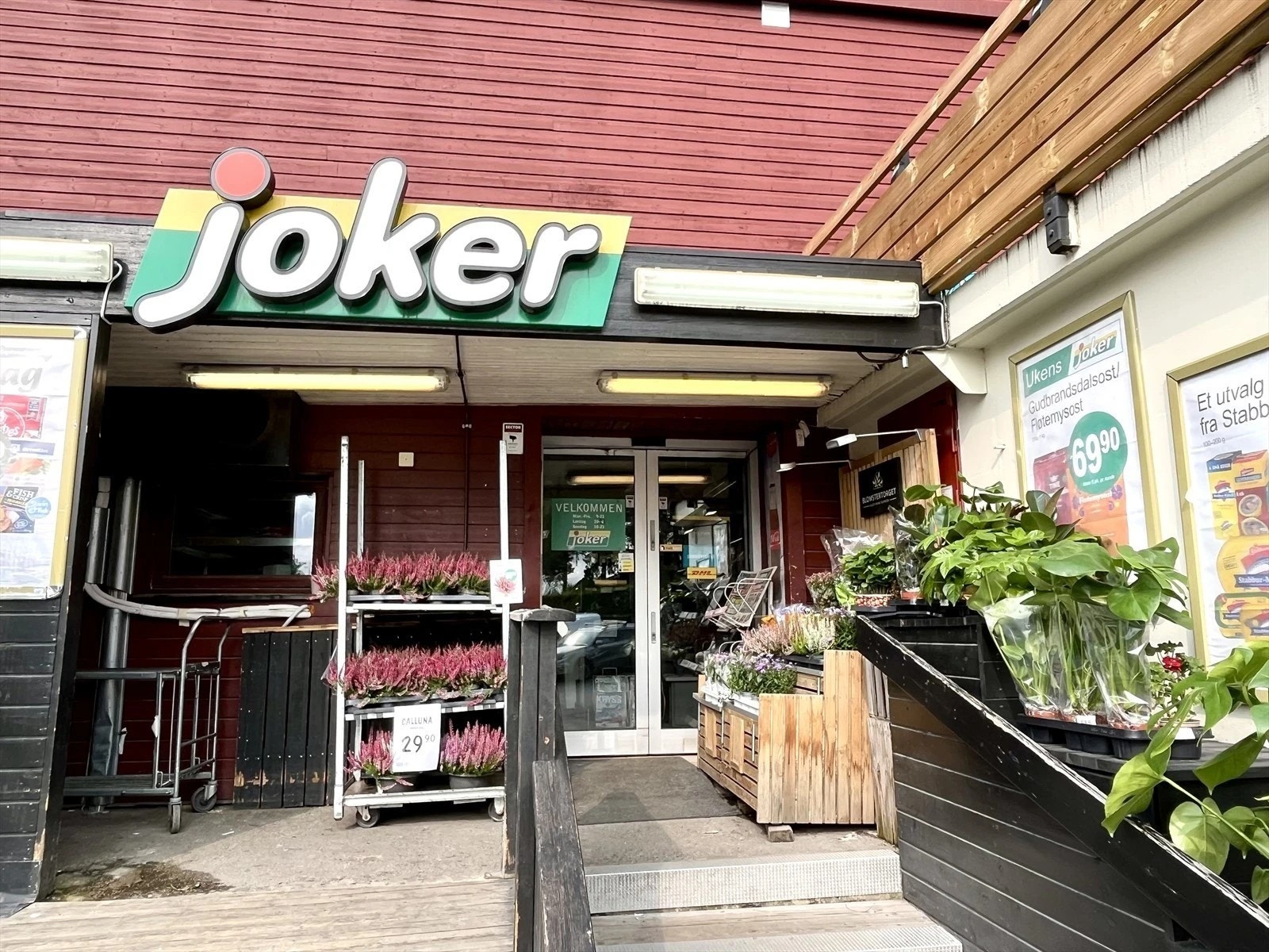 I sameiet ligger en søndagsåpen Joker nærbutikk. Galleribilde