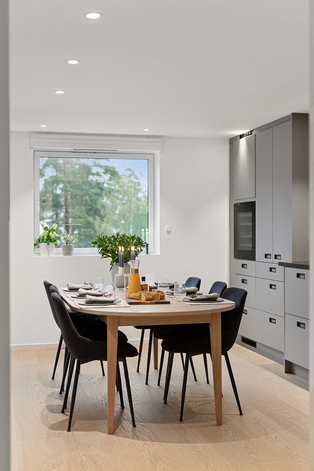 Her har man god oppbevaringsplass og god plass for en større sittegruppe. Galleribilde