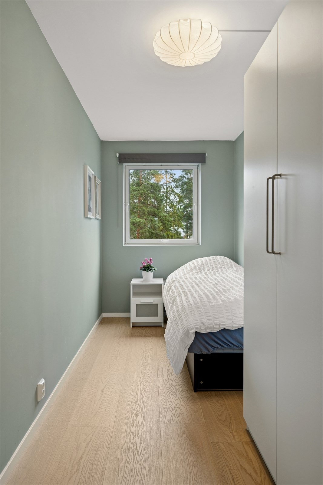 Luftig og lyst soverom med garderobeskap. Galleribilde