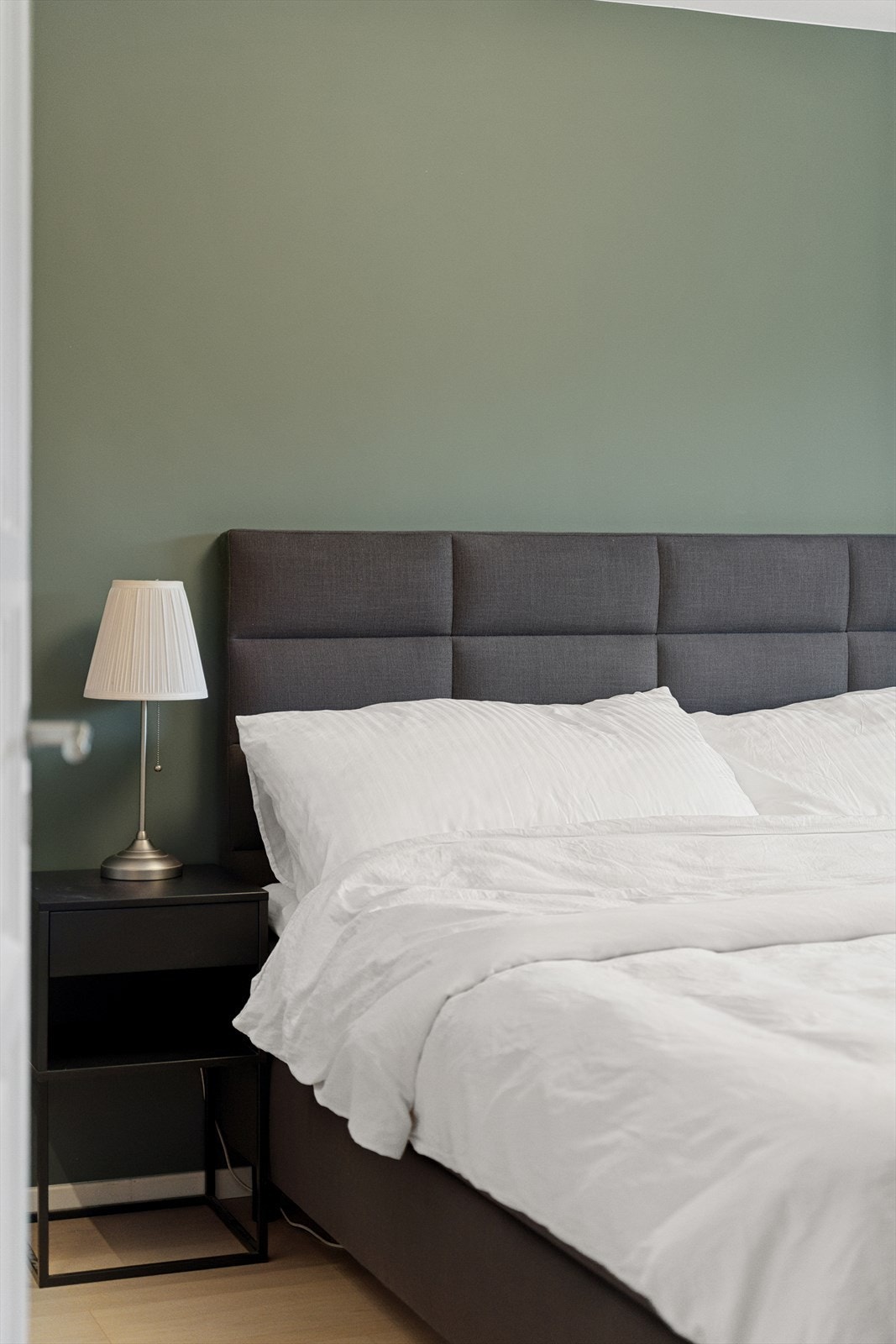 Soverommet er malt i rike, moderne farger som bidrar til å skape en varm og innbydende atmosfære. Galleribilde