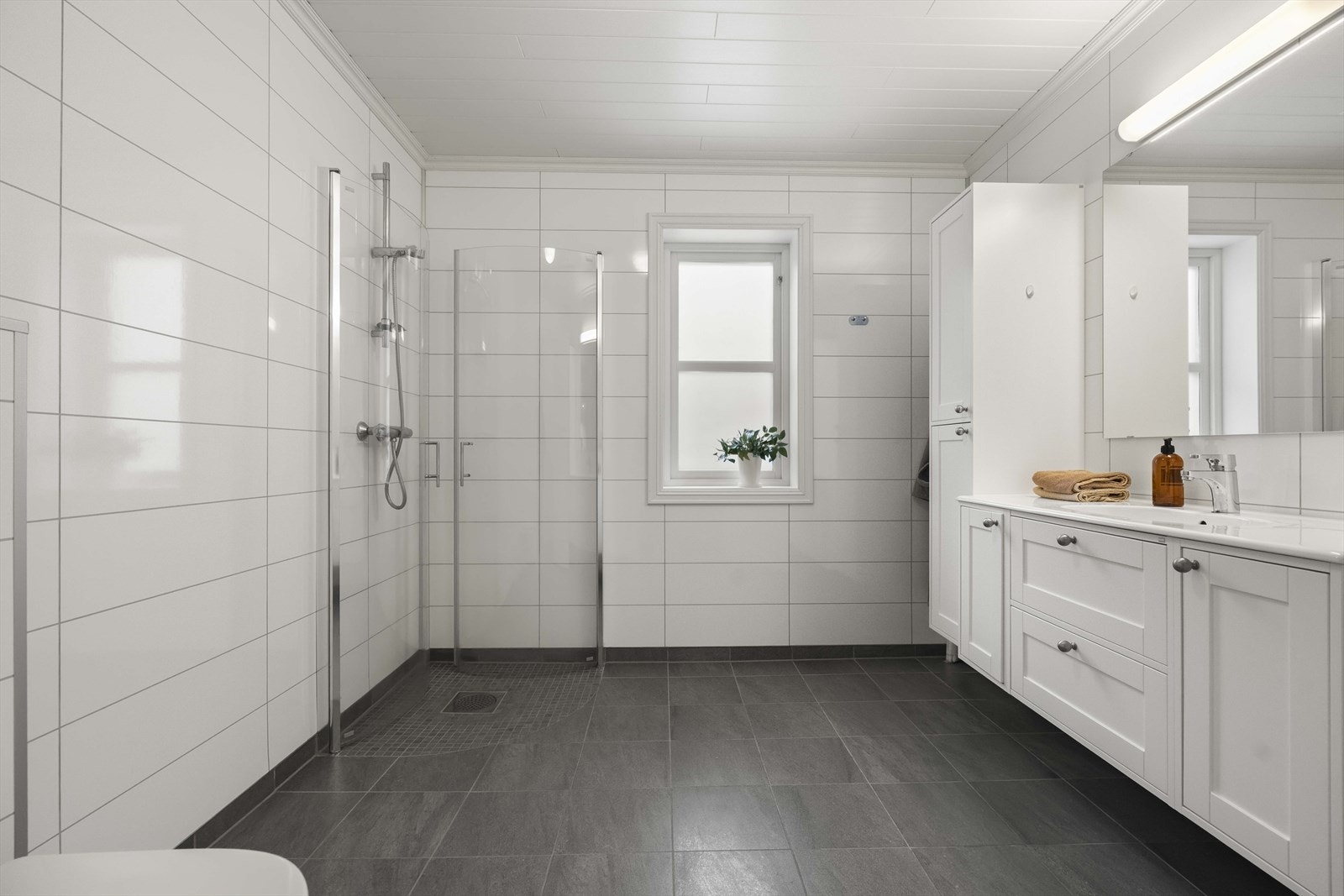 Badet i 1.etasje er av god storleik. Her er det flislagt golv med varmekablar. Galleribilde