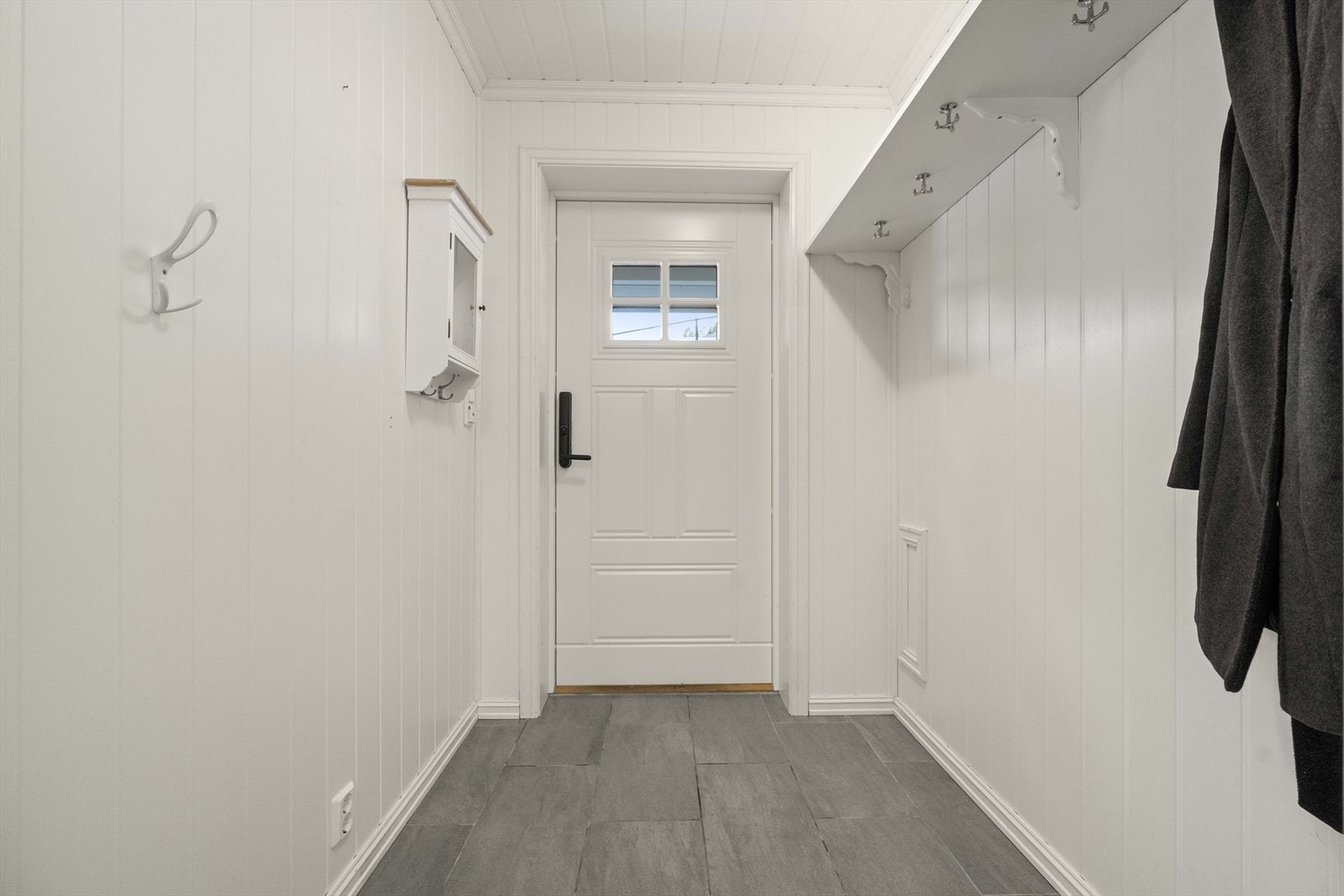 Velkommen inn. Her er det smartlås i døra og varmekablar i golvet. Galleribilde