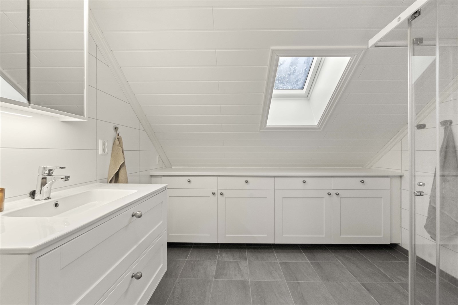 Tidlaust bad med fin oppbevaringsløysing i enden. Galleribilde