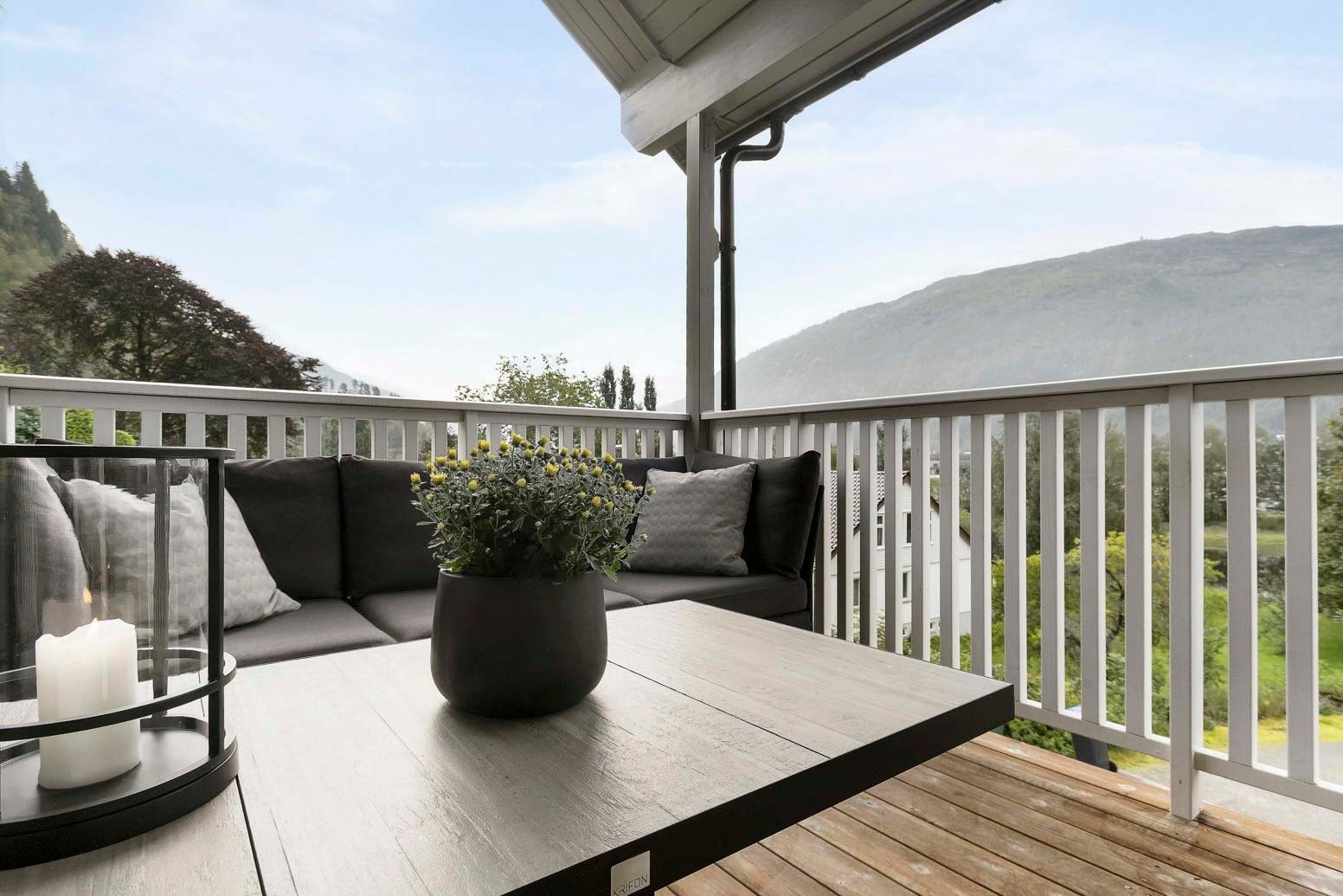 Frå kjøkkenet er det utgang til ein terrasse til. Kjekt med takoverbygg når det ein sjeldan gong er nedbør. Galleribilde