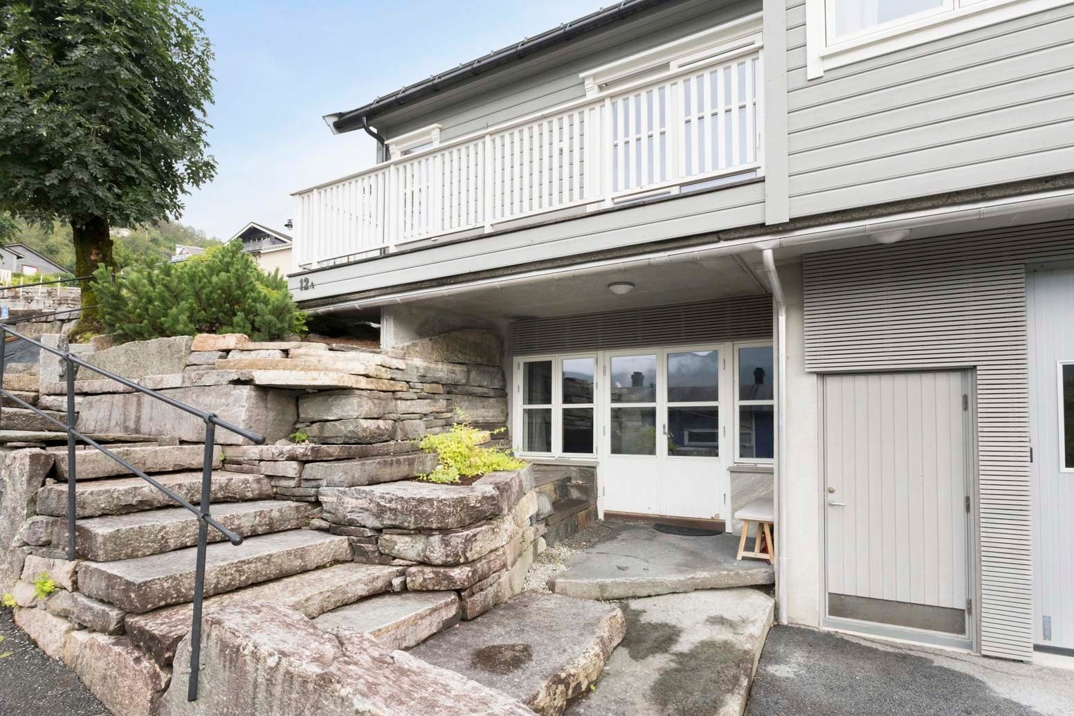 Hybelen har eigen inngang i fremre del av sokkelen. Galleribilde