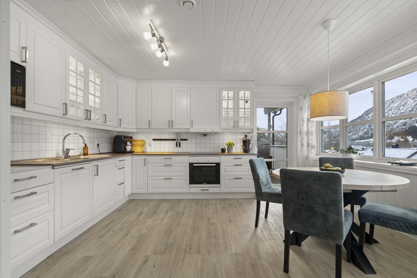 Kjøkkenet er lyst og romsleg. Det er montert stor innreiing med profilerte frontar, frå Drømmekjøkkenet. Galleribilde