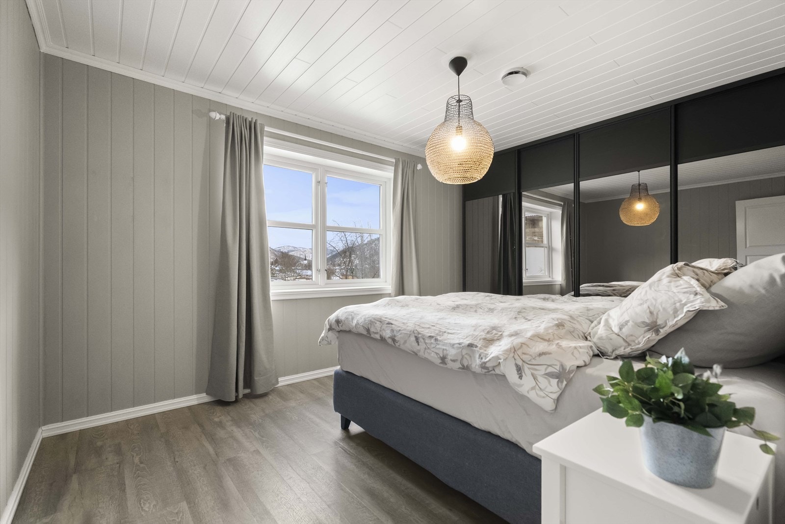 Nedst i gangen ligg det flottaste soverommet. Her er det lunt og triveleg. Legg merke til den flotte skyvedørsgarderoben. Galleribilde