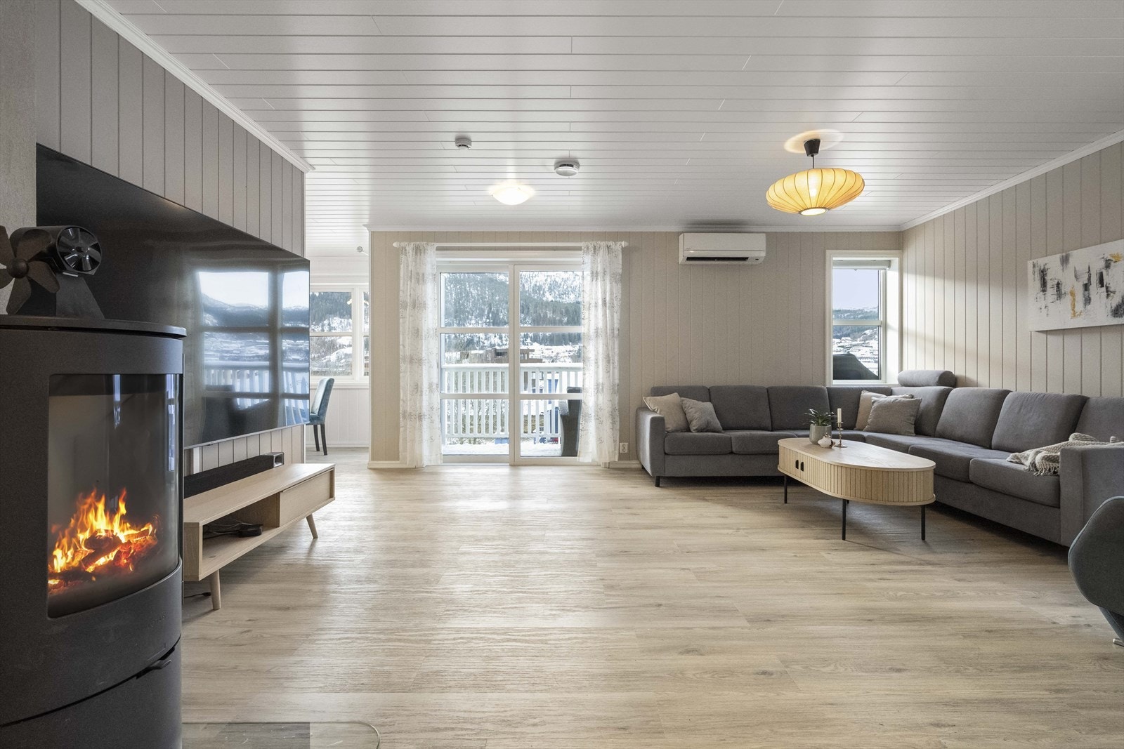 Her er det godt lysinnslepp, flott utsyn og lite innsyn. Legg merke til skyvedøra som ledar ut til sørvestvendt terrasse. Galleribilde