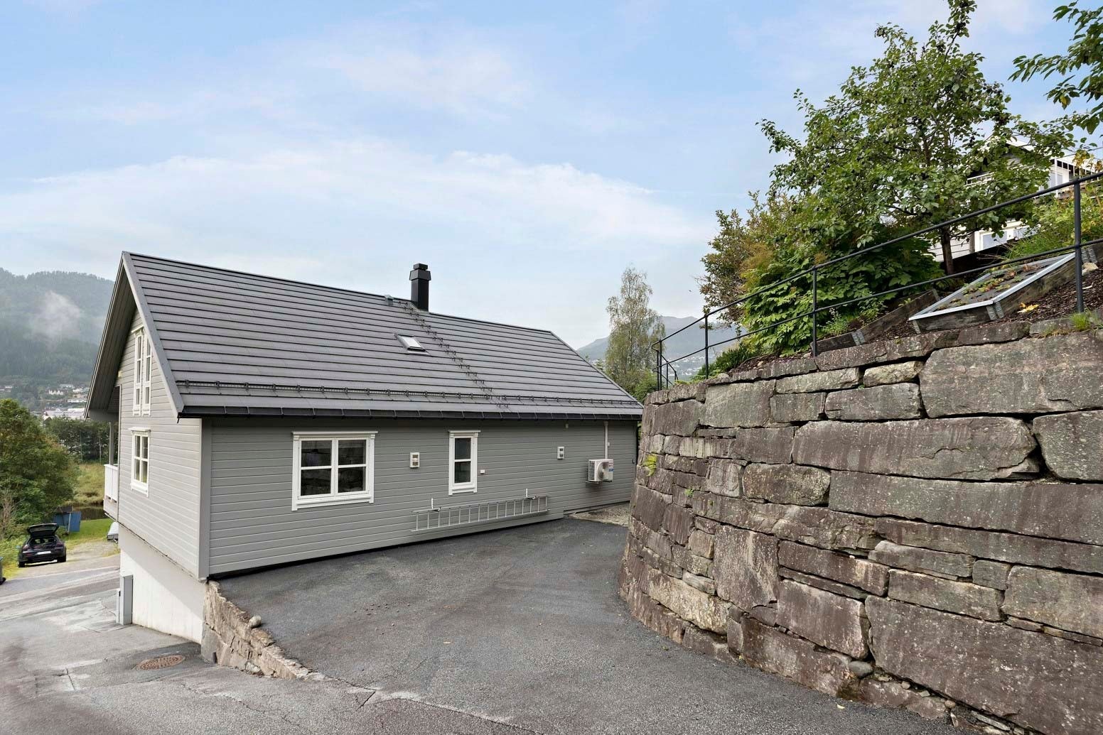 Bakom huset er eit lite asfaltert tun. Her kan du parkere eller sette ei tramponline om du vil. Galleribilde