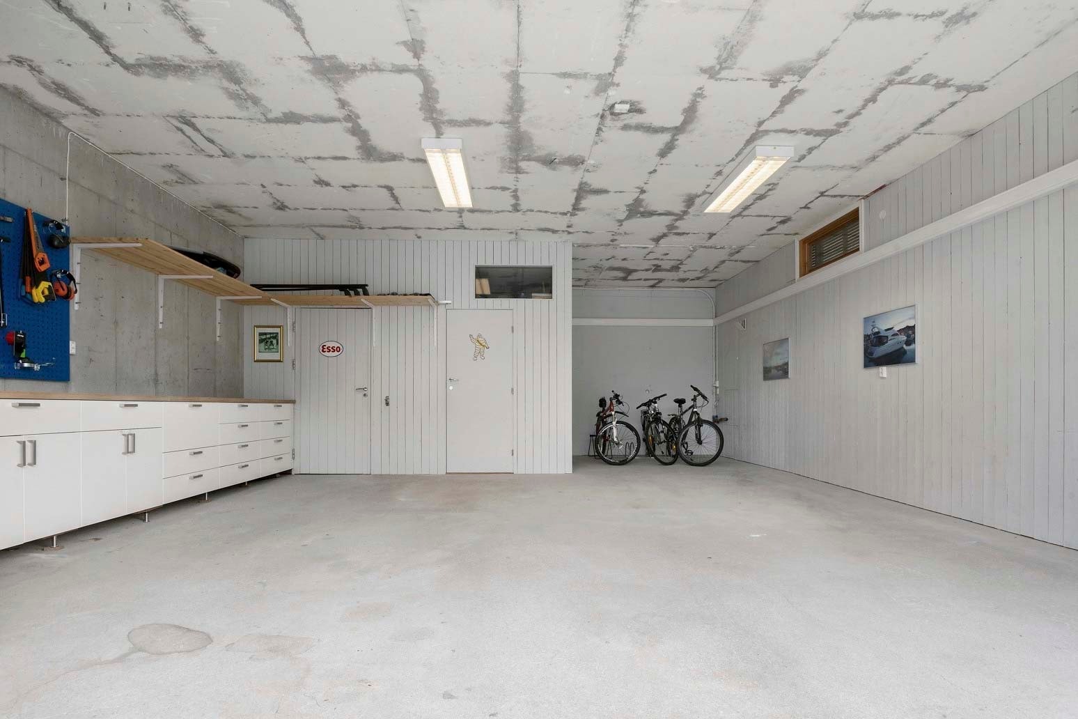 Her er det svært godt plass til parkering, arbeid og oppbevaring. Legg merke til takhøgda og bodene i bakkant. Galleribilde