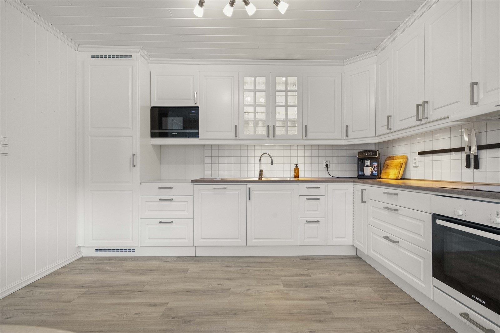 Integrerte kvitevarer består av kjøleskåp (fullsize), mikro, oppvaskmaskin, steikeomn og induksjonstopp. Galleribilde