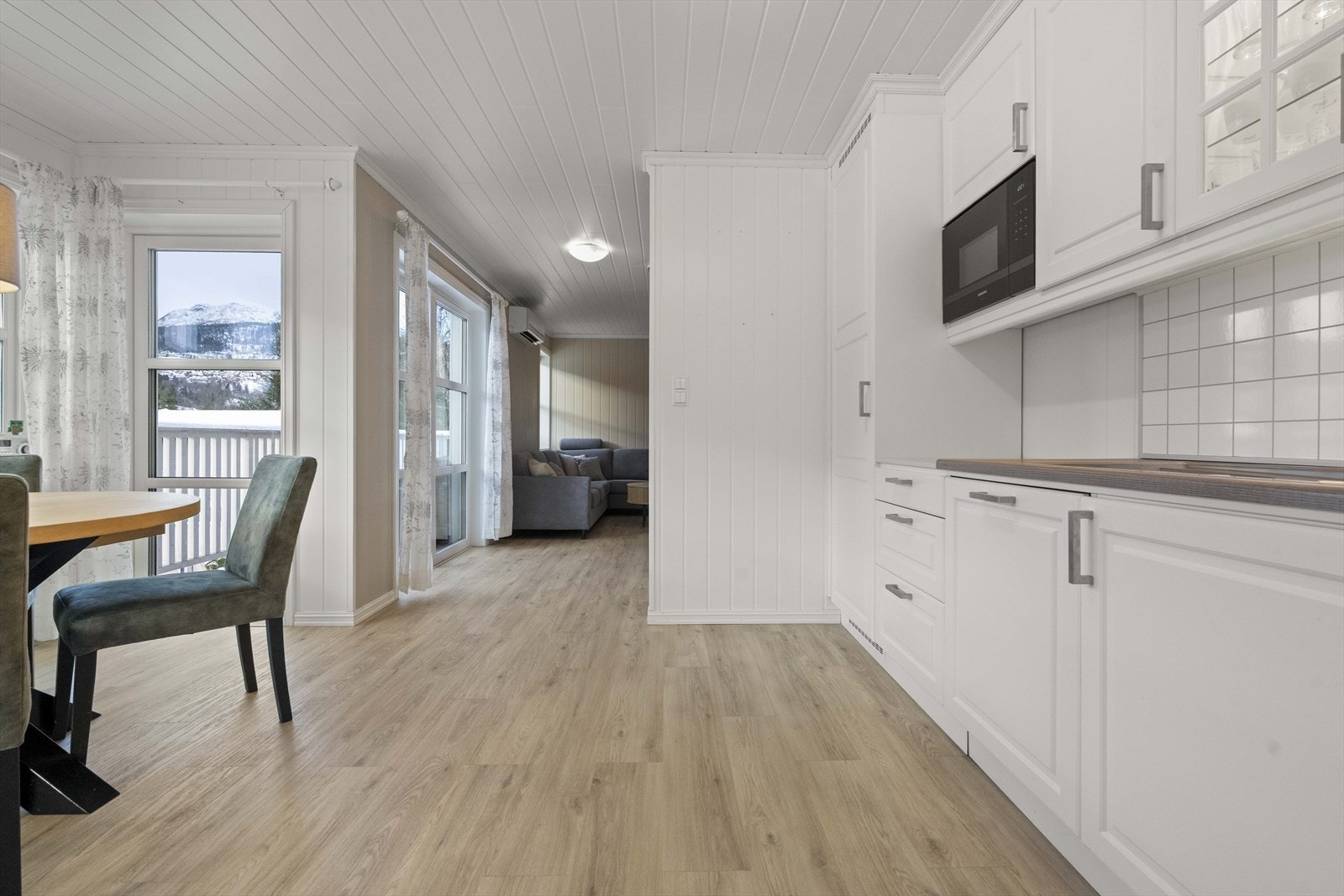 Kjøkkenet ligg i opa, men fint skjerma løysing med stova. Galleribilde