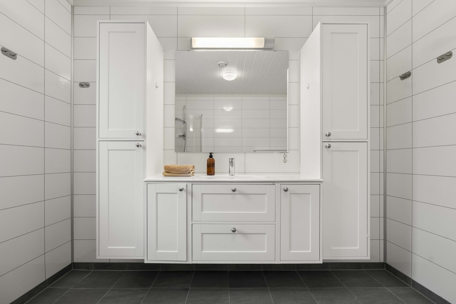 Stor innreiing med god oppbevaringsplass. Galleribilde