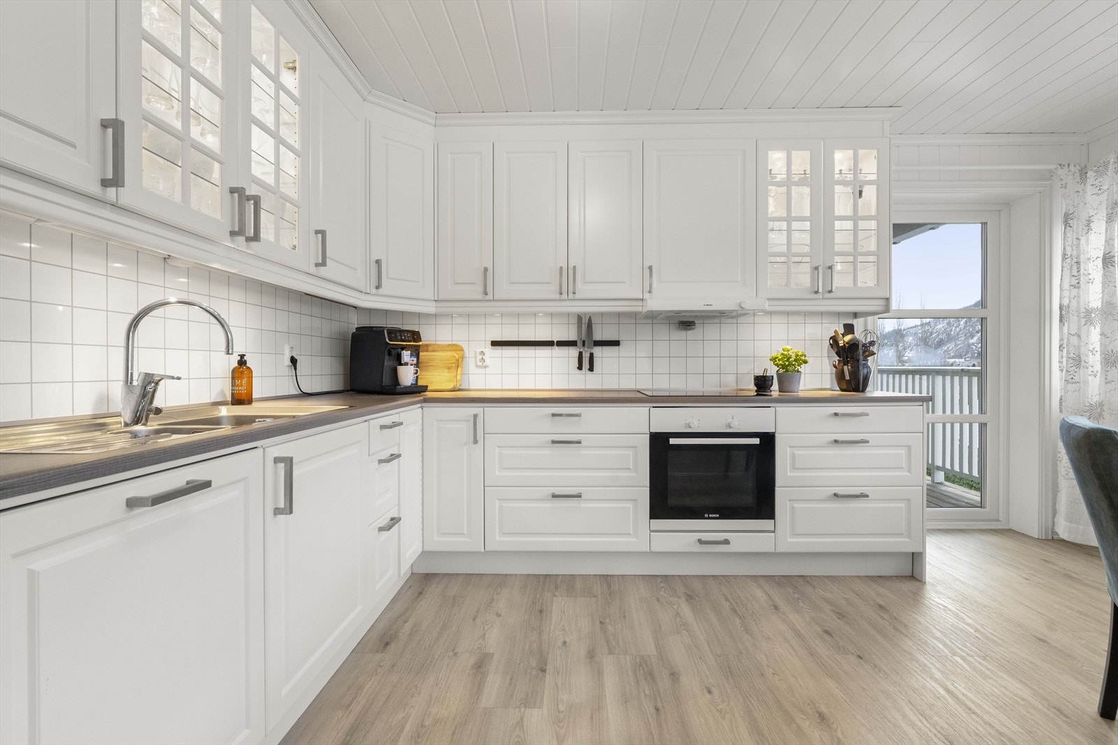 Her er det god skåpplass og stor benkeflate. Galleribilde