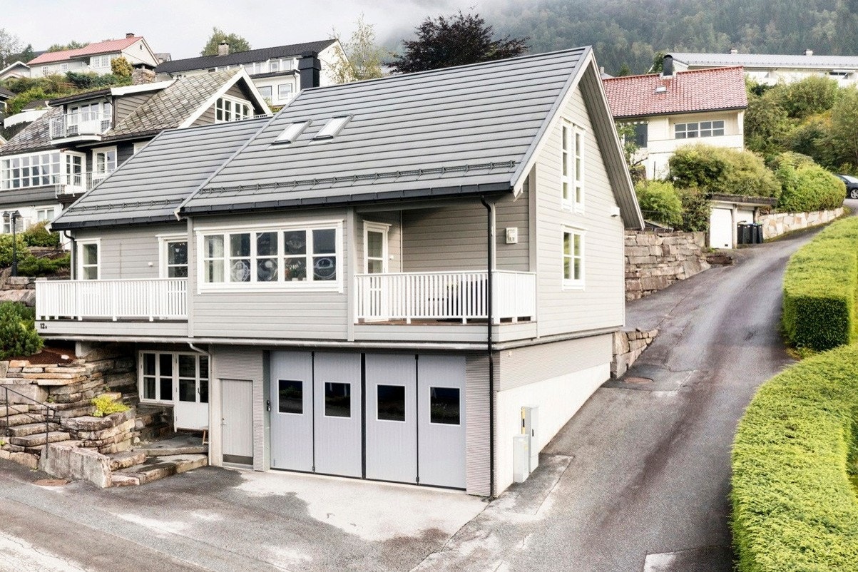 Huset er truleg større enn du trur. I sokkelen er det hybel og svært romsleg garasje med boder. Galleribilde