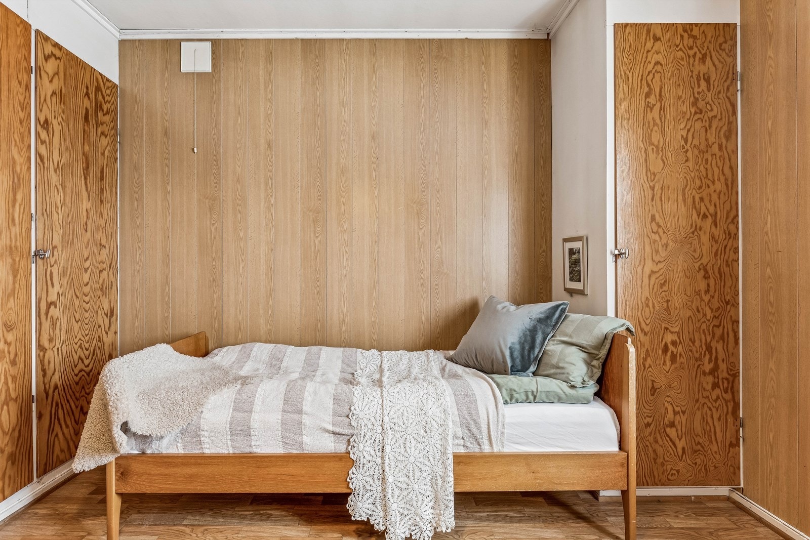 Rommet er utstyrt med praktiske, plassbygde garderobeskap for god oppbevaring. Galleribilde