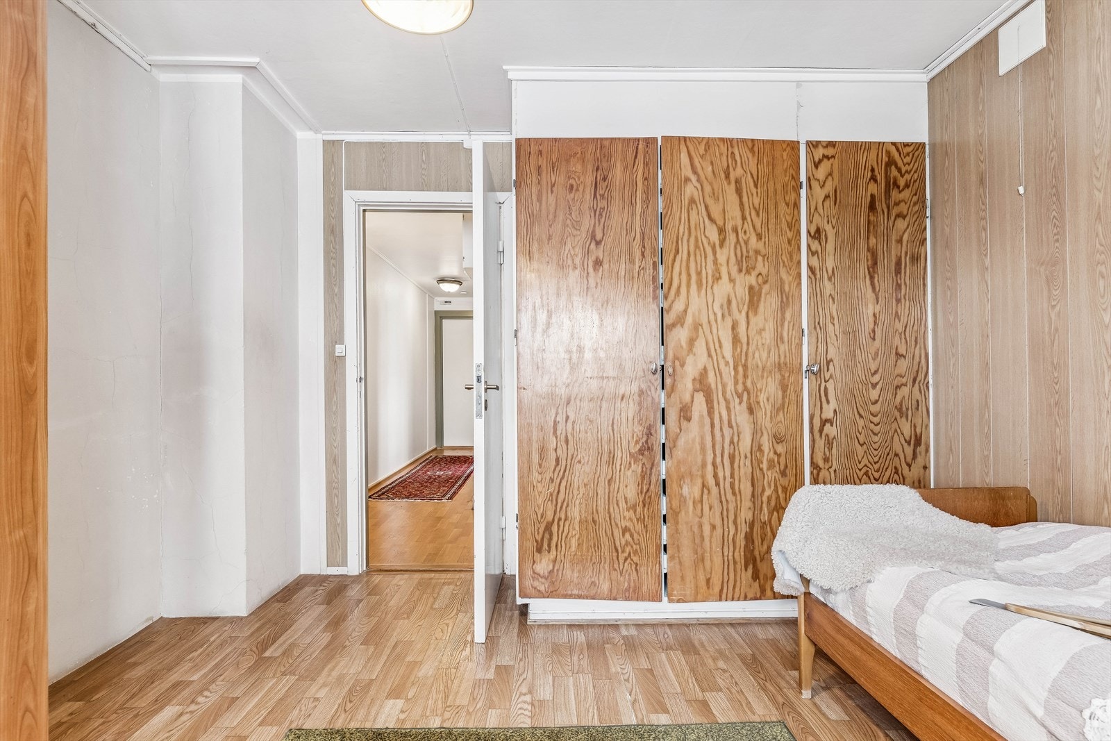 De innvendige dørene er malte, glatte dører fra byggeåret. Galleribilde