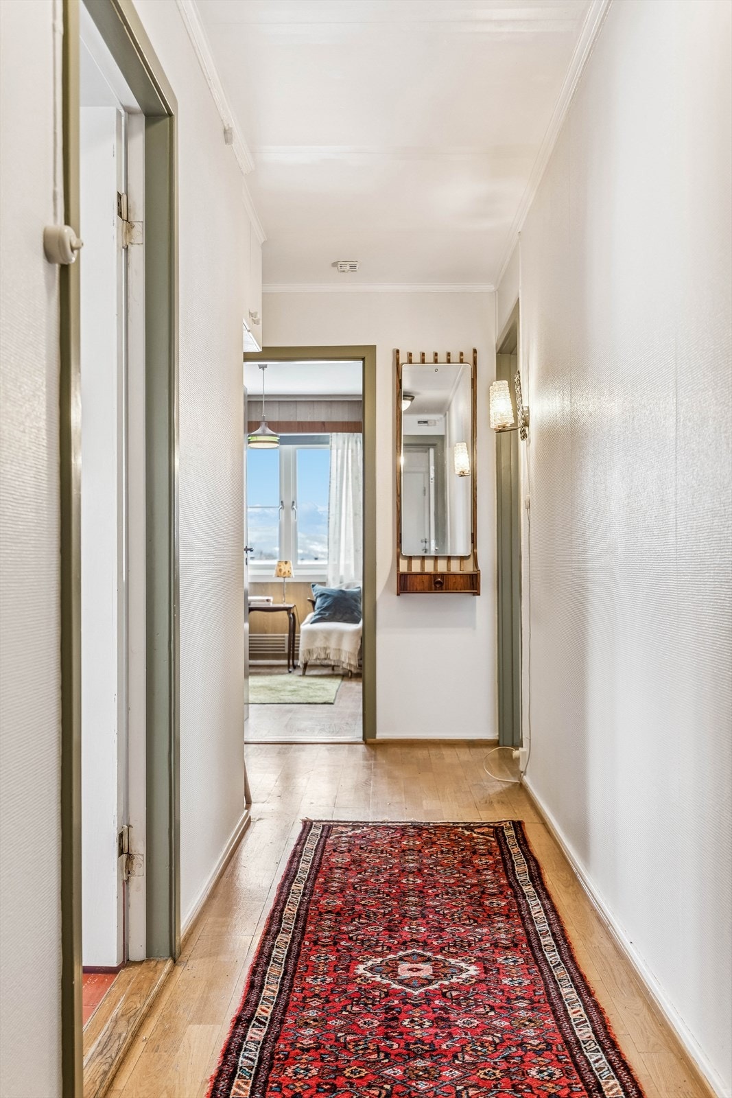 I gangen er det eikeparkett på gulvet. Galleribilde