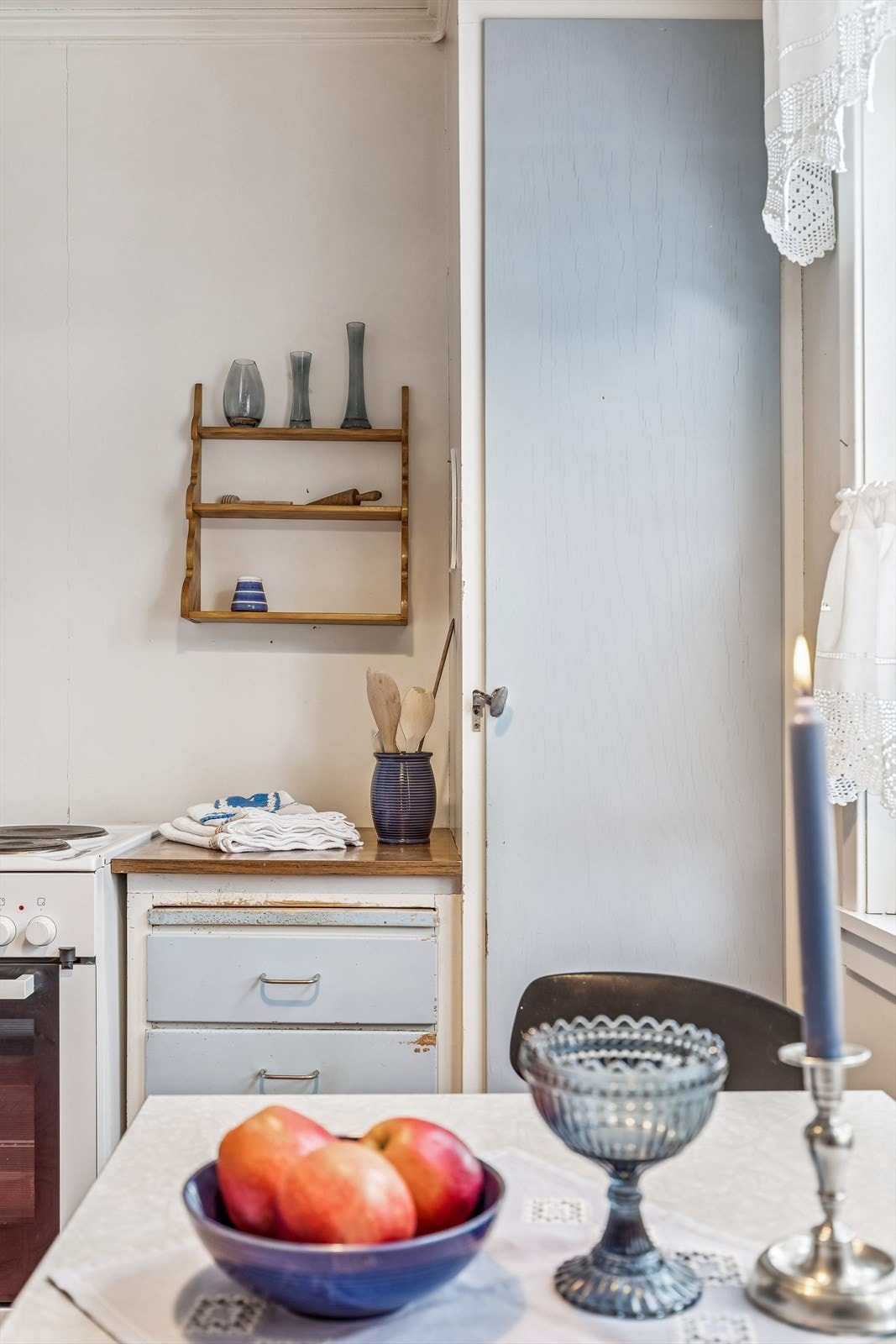 Innredningen har slette, malte fronter og to praktiske høyskap for oppbevaring. Galleribilde