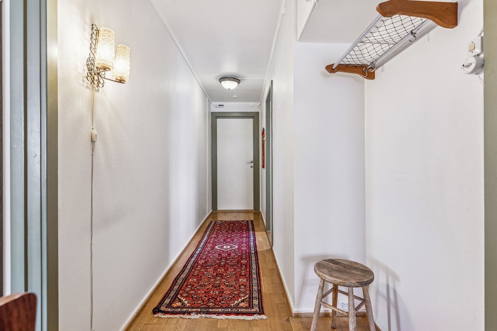 Entréen med garderobeplass og et bindeledd mellom leilighetens øvrige rom. Galleribilde