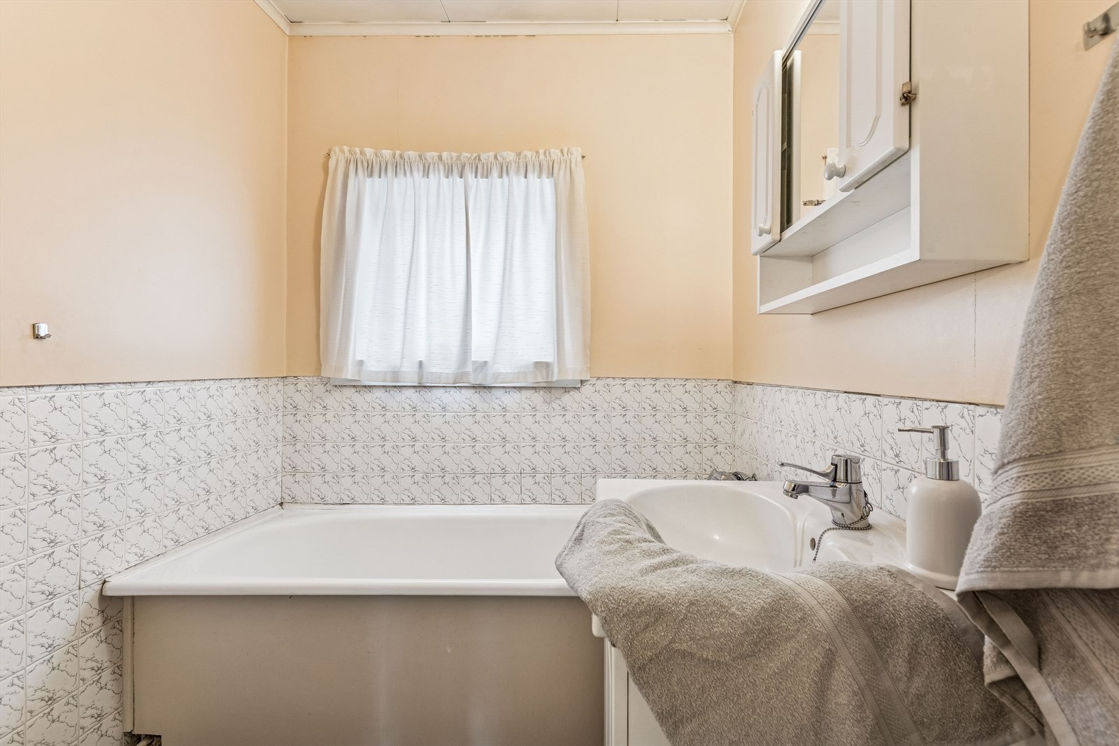 Vegger har brystning av fliser, og oppvarming skjer via en elektrisk stråleovn. Galleribilde