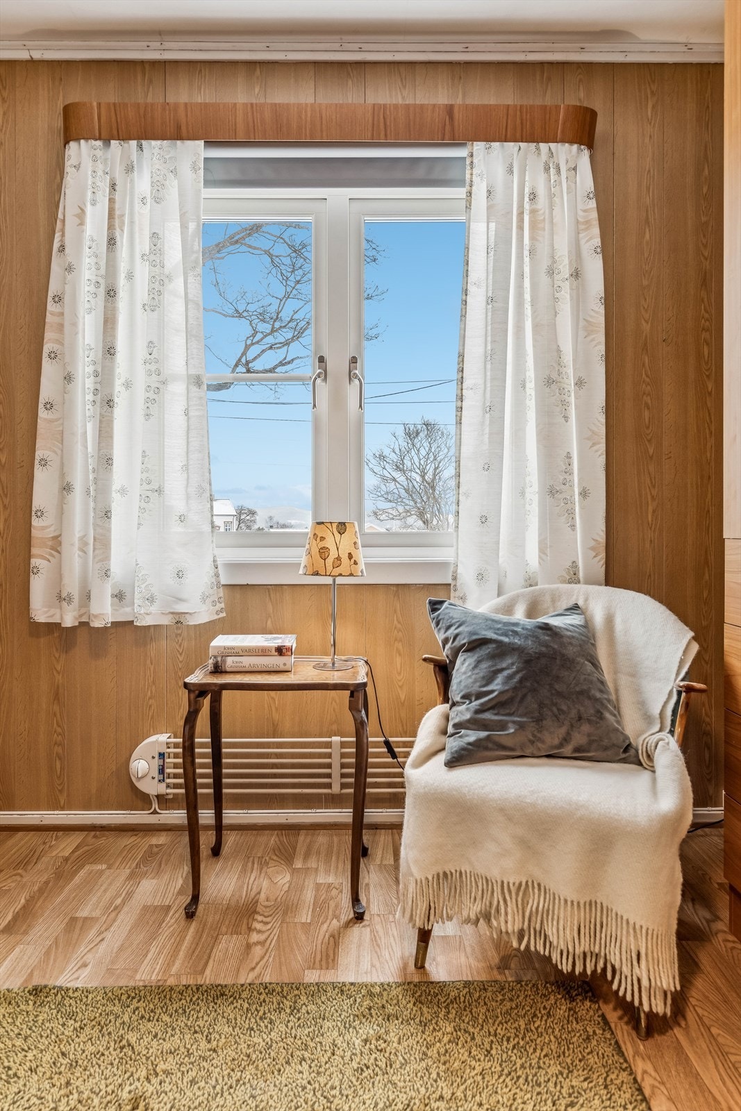 Et stort vindu gir godt med naturlig lys til rommet. Galleribilde