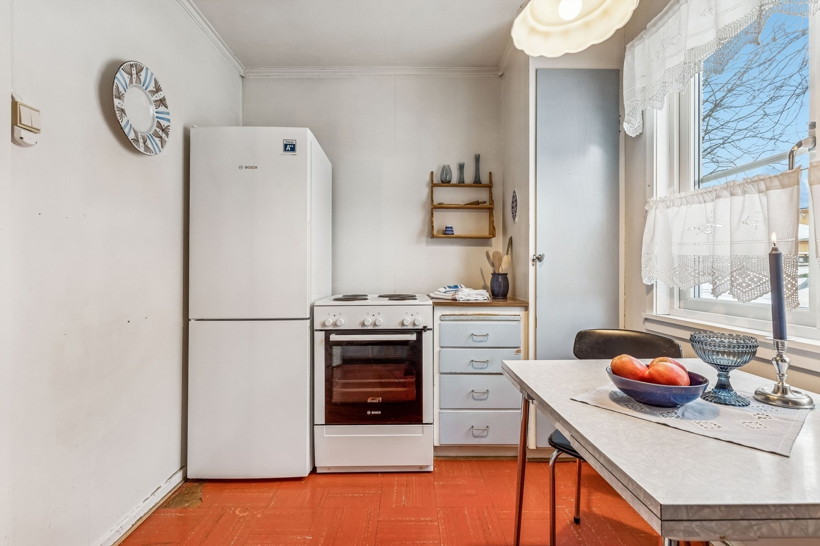 Her er det plass til frittstående komfyr og kjøleskap. En varmtvannsbereder på 120 liter fra 2017 er plassert i kjøkkenbenken. Galleribilde