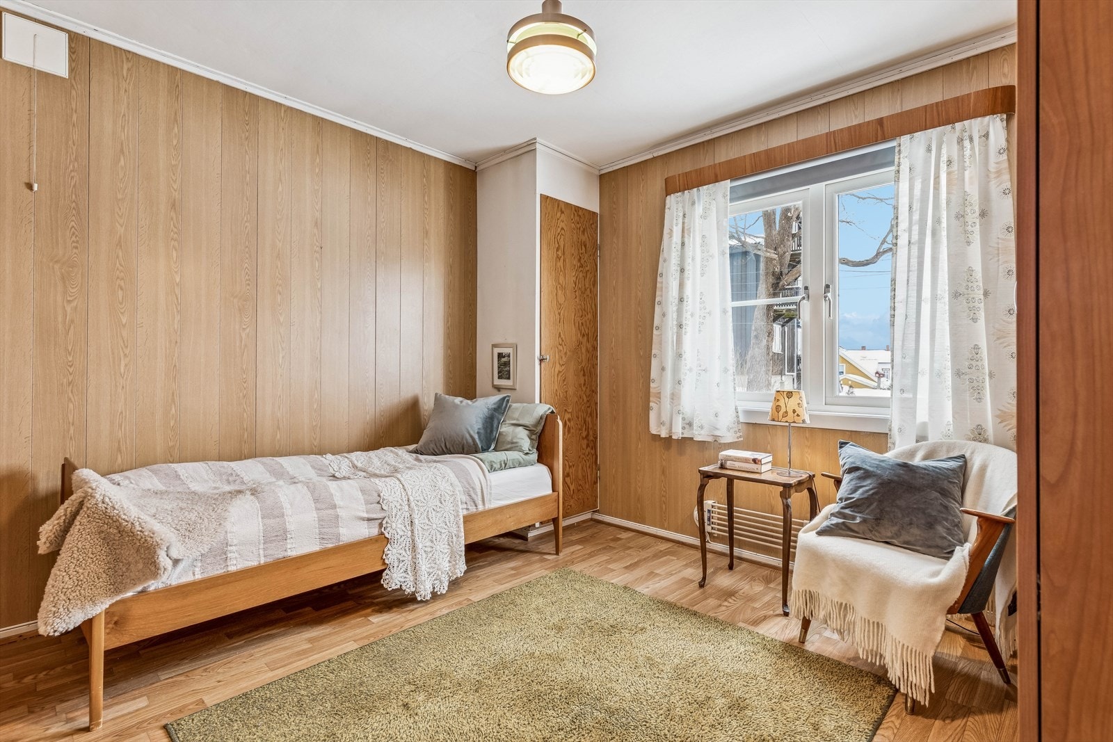 Soverommet har vegger med tynnpanel og gulv med vinylbelegg. Galleribilde