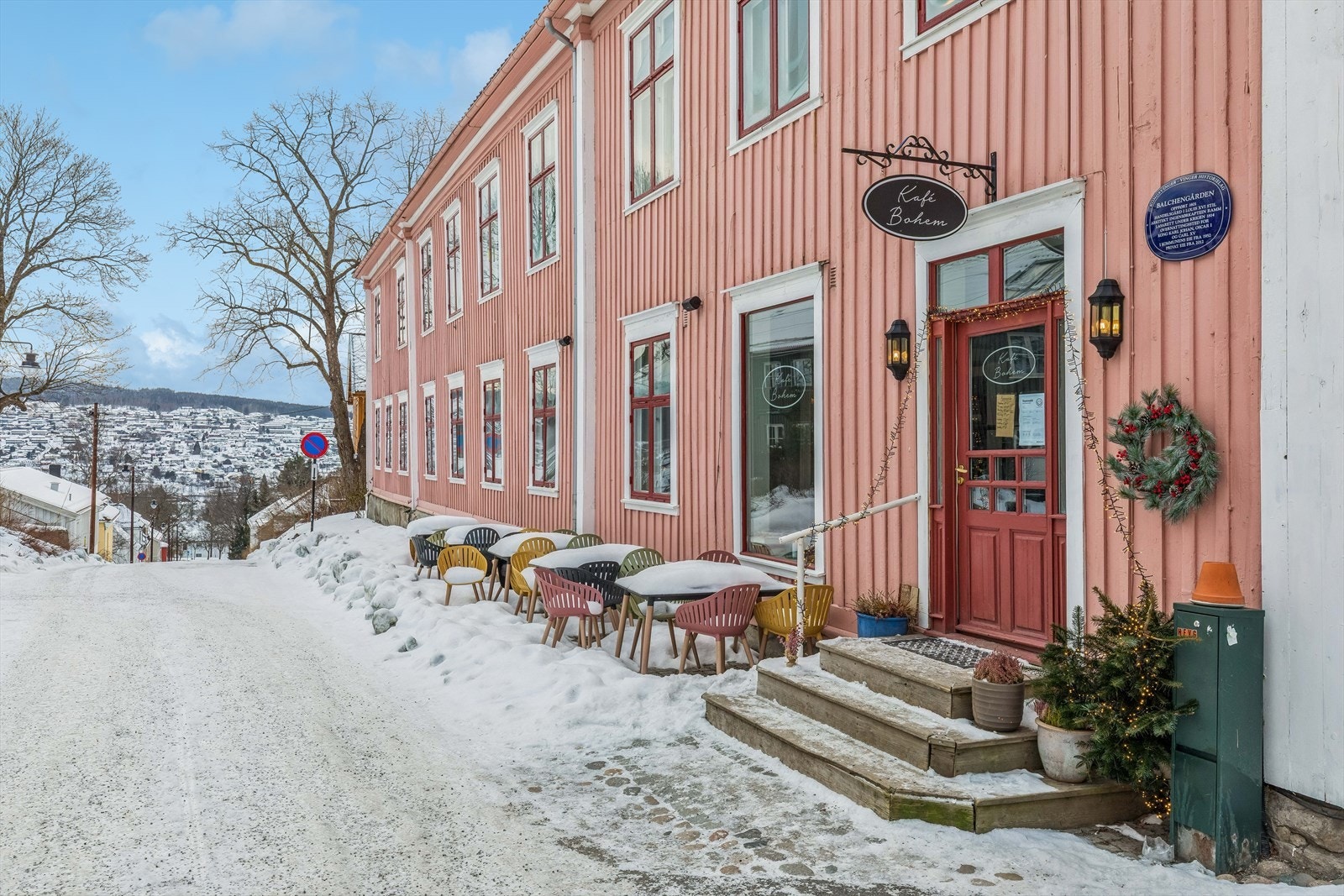 Koselige gater med kafeer og butikker. Galleribilde