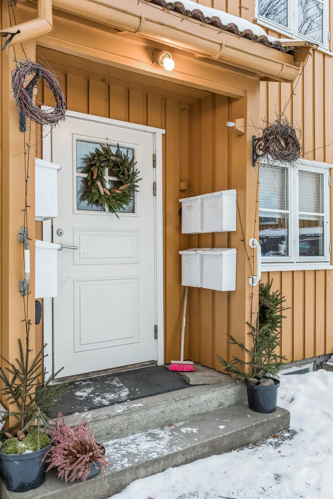 Inngangsdøren er fra 2004 og leder inn til felles trappeoppgang. Galleribilde