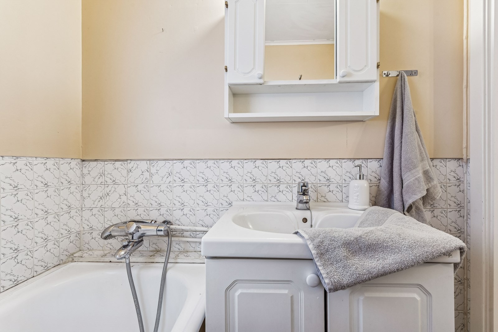 Badet er fra byggeåret og har badekar, samt en benk med heldekkende porselensvask. Galleribilde