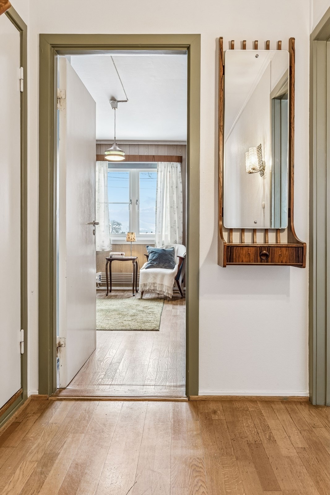 Fra gangen er det inngang til leilighetens soverom. Galleribilde