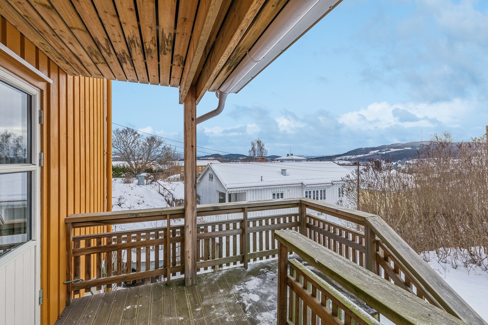 Fra terrassen er det en praktisk trapp ned til terrenget og fellesarealene. Galleribilde