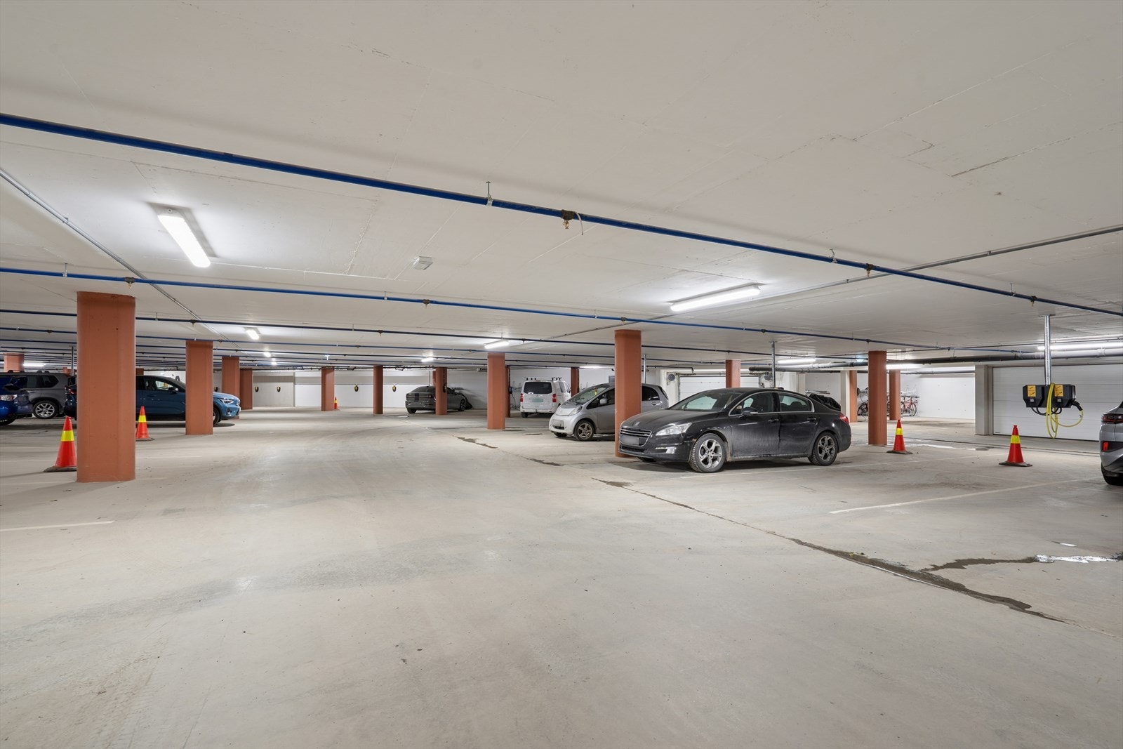Medfølger en fast parkeringsplass i parkeringskjeller. Galleribilde
