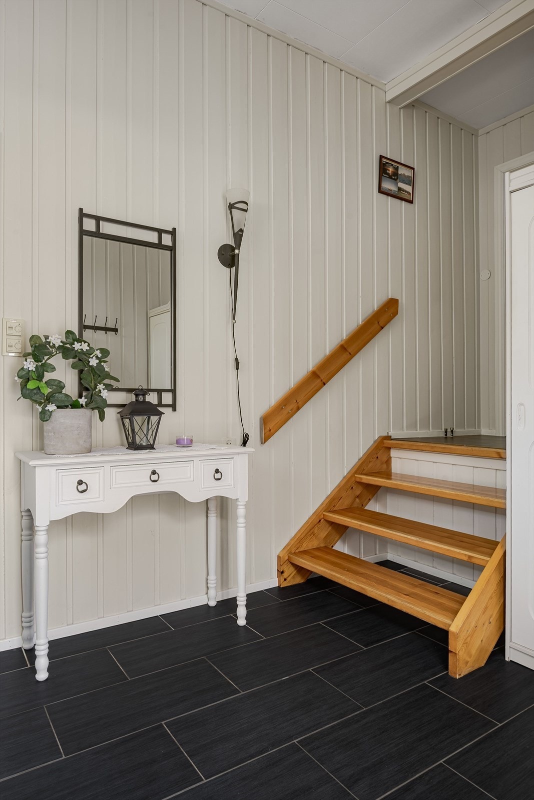 Entré med praktisk og flislagt gulv med vannbåren varme. Galleribilde