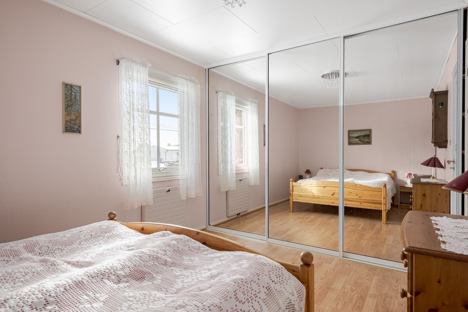 Skyvedørsgarderobe med speil gir praktisk oppbevaring og en følelse av romslighet. Galleribilde