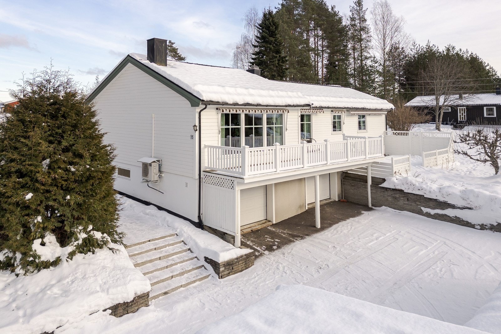 Garasje i sokkeletasjen med elektrisk port. Galleribilde