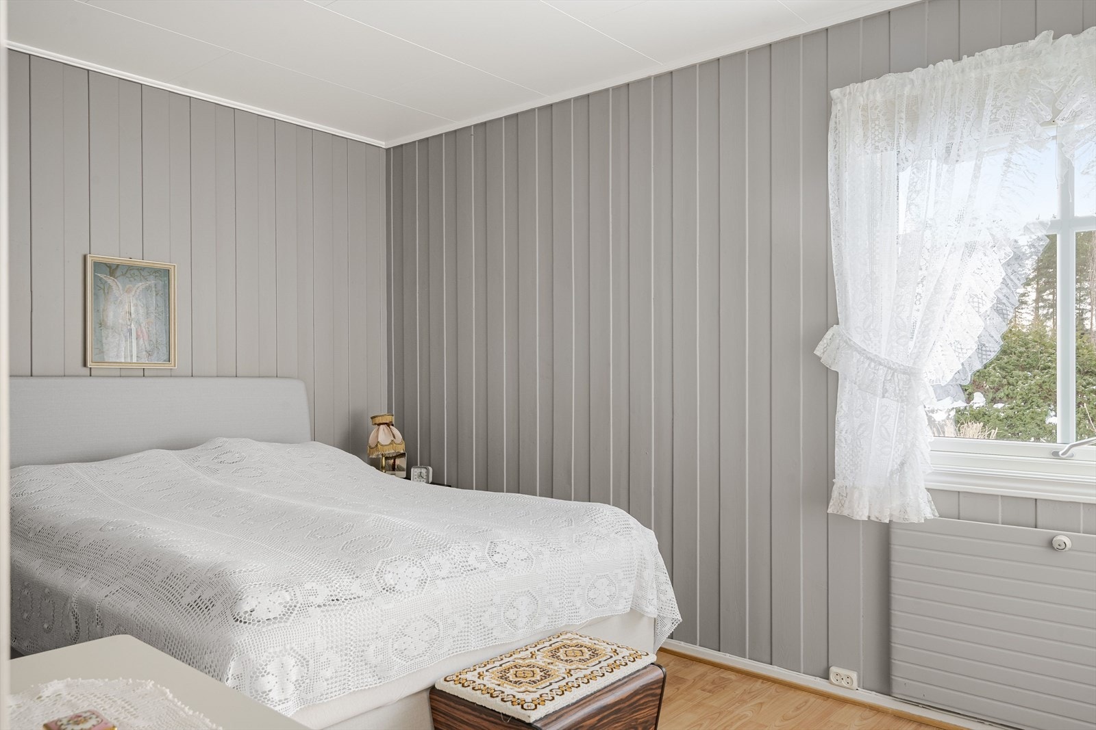 Trepanel på veggene skaper en lun atmosfære. Galleribilde