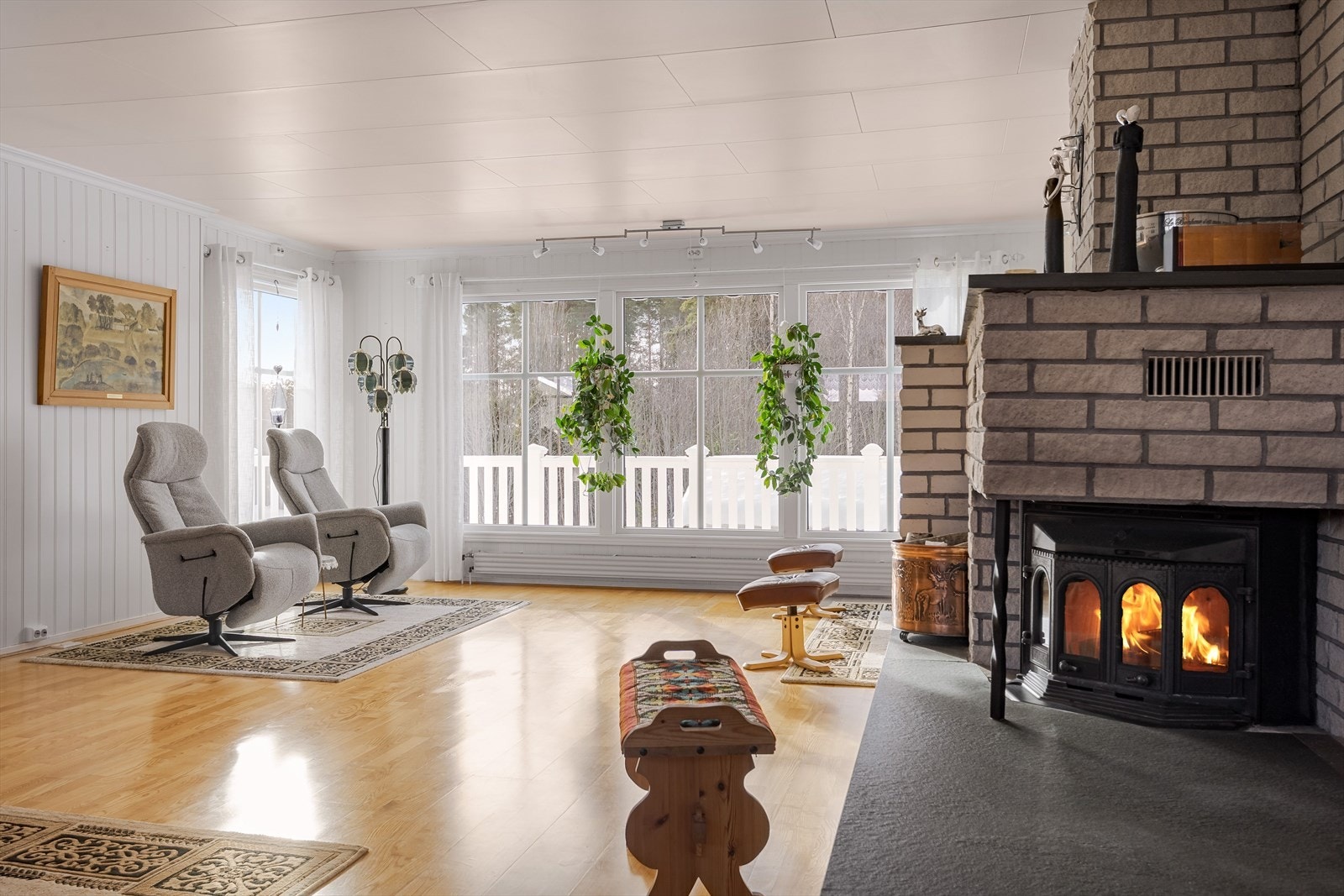 Store vindusflater gir utsyn mot terrassen og slipper inn mye lys. Galleribilde