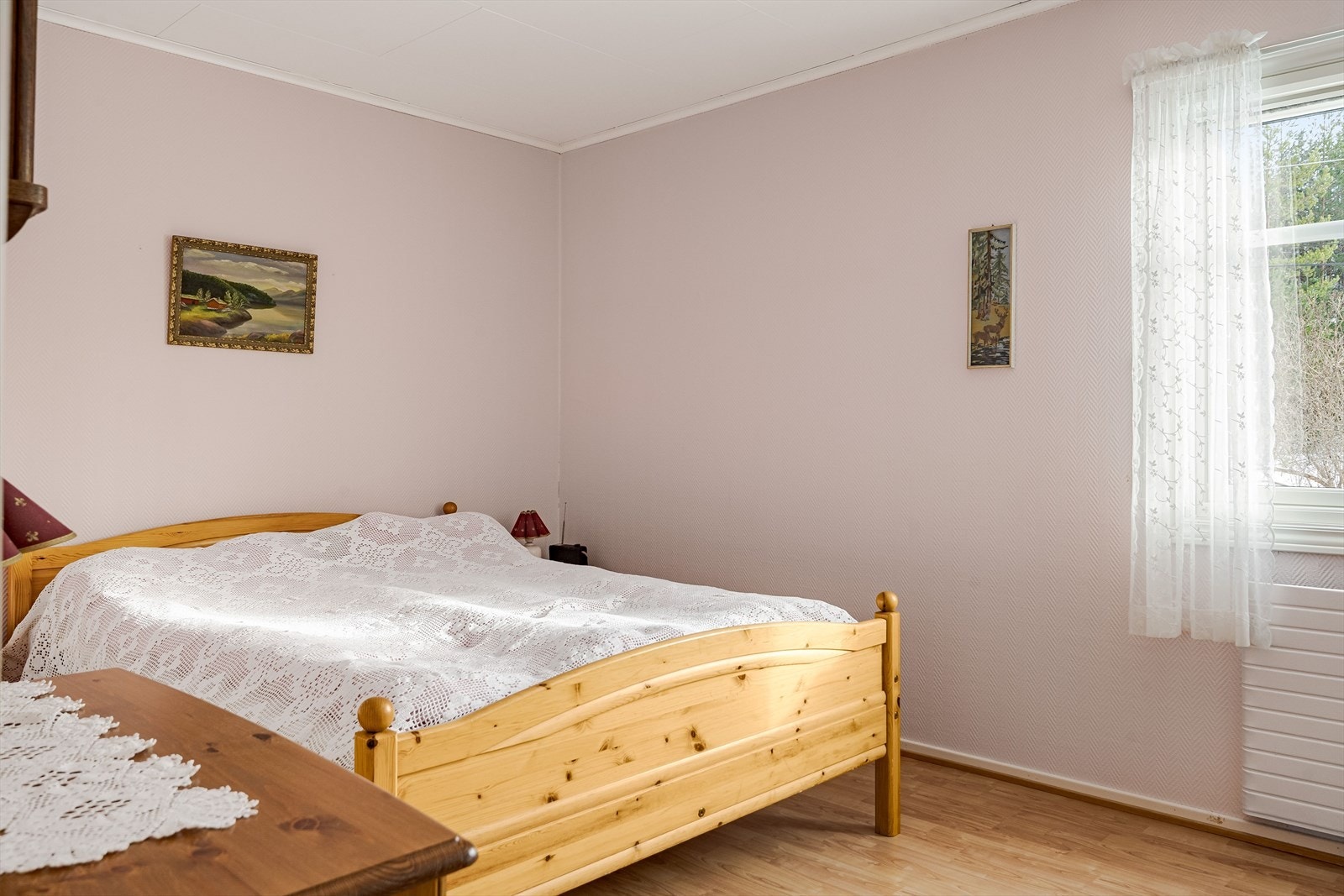 Rommet har parkettgulv og glatte, malte vegger. Lyst og tidløst. Galleribilde