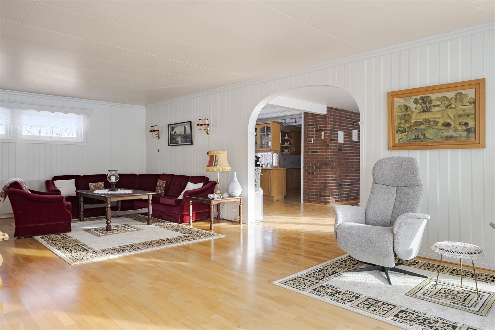 Rommet har parkettgulv og panelte vegger som gir en klassisk stil. Galleribilde